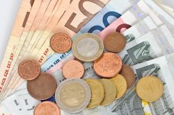 © DerL - stock.adobe.com Foto: Euromünzten und -scheine