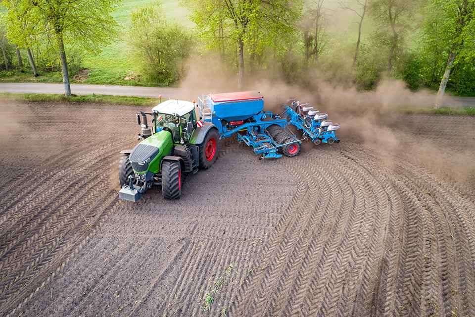 © Countrypixel - stock.adobe.com Foto: Acker mit Traktor