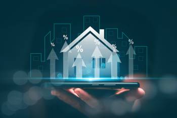 Foto: Hologramm eines Hauses auf einer Hand